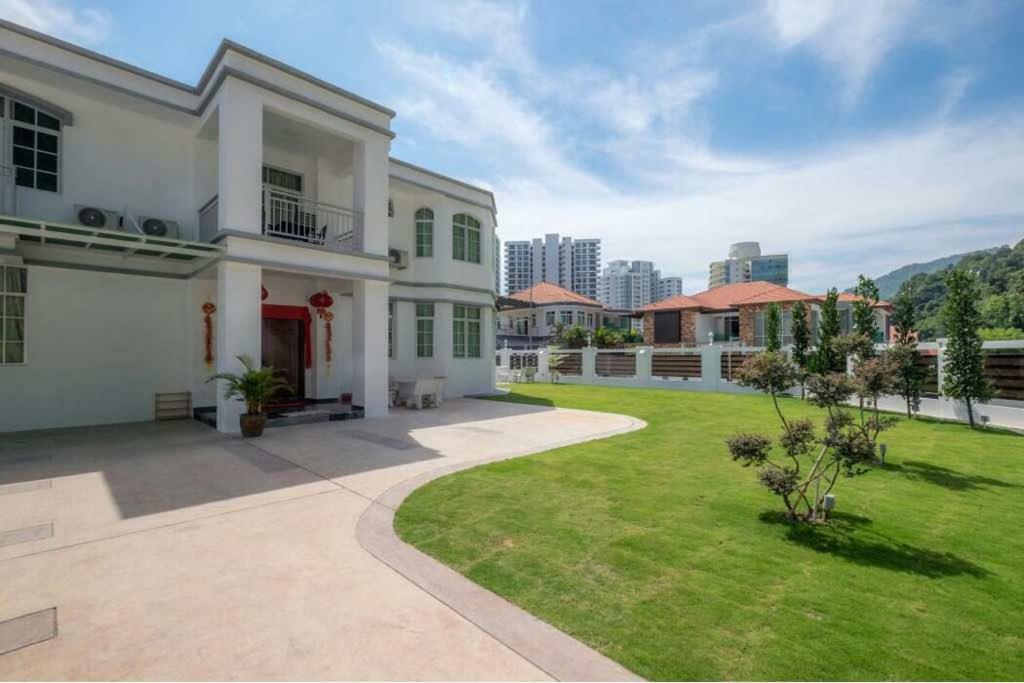 6, Persiaran Tanjung Bunga 3 Villa Batu Ferringhi Exterior photo